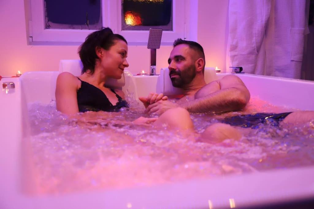 Love Room Unique - Sauna / Jacuzzi Шарлевиль-Мезьер Экстерьер фото
