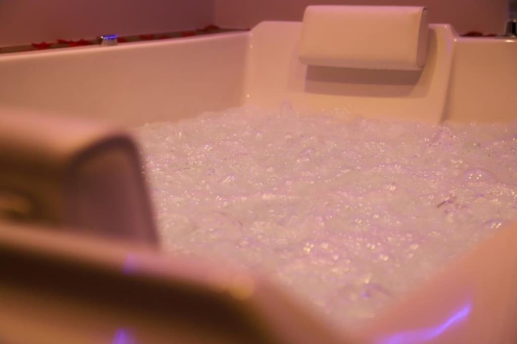 Love Room Unique - Sauna / Jacuzzi Шарлевиль-Мезьер Экстерьер фото